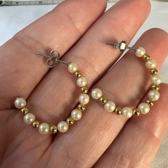 Open back pearl bead and gold bead earrings - Picture 2 of 4